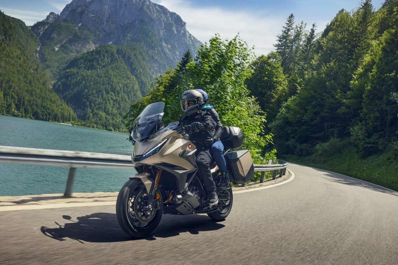 Test a Testa Honda NT1100 DCT ES VS Yamaha Tracer 9 GT AMT: chi è meglio per viaggiare? (VIDEO)